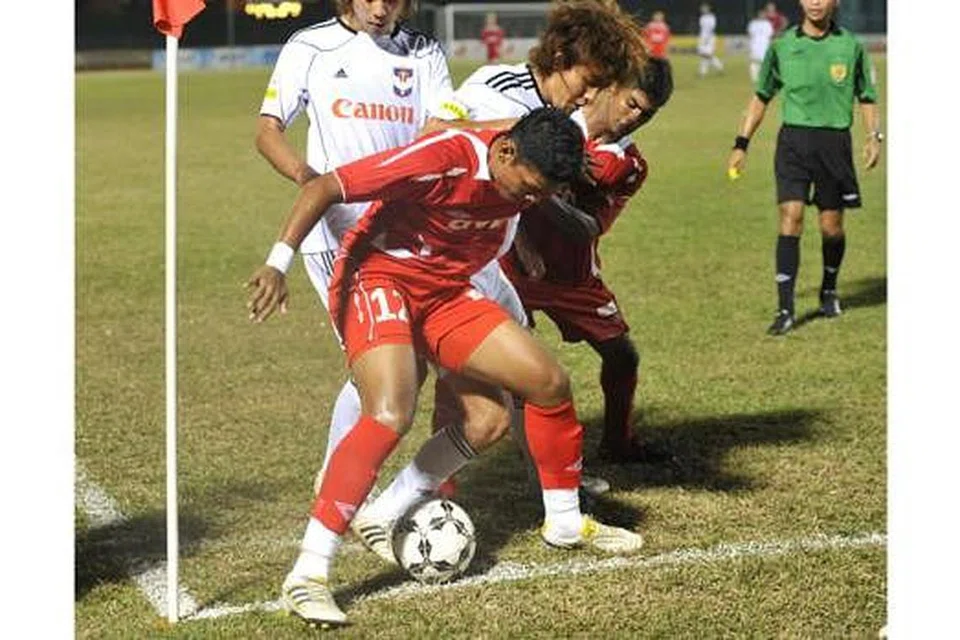  MASIH LIGAT MAIN BOLA: Encik Mohamed Syaqir (depan) yang pernah mewakili beberapa pasukan bola sepak masih bermain secara profesional dan sedang mempertimbangkan beberapa peluang masa depan. - Foto fail