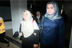 Suhaila Abd Halim (depan, kiri) dihadapkan ke Mahkamah Sesyen, Shah Alam pada 7 Julai atas pertuduhan membuat penghantaran komunikasi bersifat jelik terhadap Yang di-Pertuan Agong Sultan Ibrahim menerusi akaun Facebook miliknya pada Januari lalu.