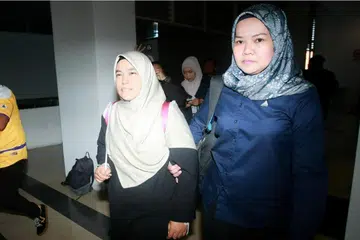 Suhaila Abd Halim (depan, kiri) dihadapkan ke Mahkamah Sesyen, Shah Alam pada 7 Julai atas pertuduhan membuat penghantaran komunikasi bersifat jelik terhadap Yang di-Pertuan Agong Sultan Ibrahim menerusi akaun Facebook miliknya pada Januari lalu.