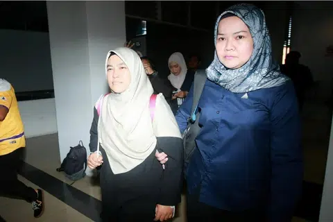 Suhaila Abd Halim (depan, kiri) dihadapkan ke Mahkamah Sesyen, Shah Alam pada 7 Julai atas pertuduhan membuat penghantaran komunikasi bersifat jelik terhadap Yang di-Pertuan Agong Sultan Ibrahim menerusi akaun Facebook miliknya pada Januari lalu.