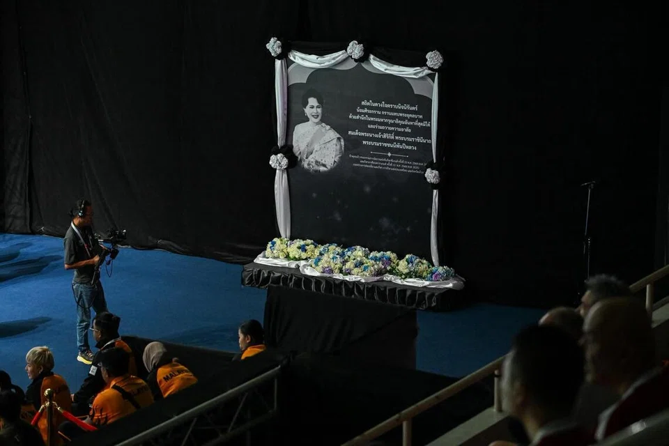 Gambar hitam putih mengenai pemergian Ratu Sirikit dipaparkan sekitar Thailand, antaranya di gimnasium di Universiti Thammasat, Pathum Thani, yang menjadi lokasi bagi acara badminton di Sukan SEA 2025. 