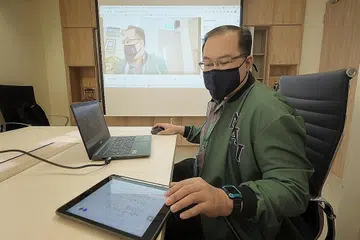 PERSIAP DIRI CELIK DIGITAL: Sebagai langkah memastikan guru bersedia secara digital, Encik Del Rasouli guru Madrasah Al Arabiah, telah mula mengikuti kursus Google dalam talian untuk mempertingkat kemahirannya dalam penggunaan platform tersebut. - Foto BH oleh GAVIN FOO
