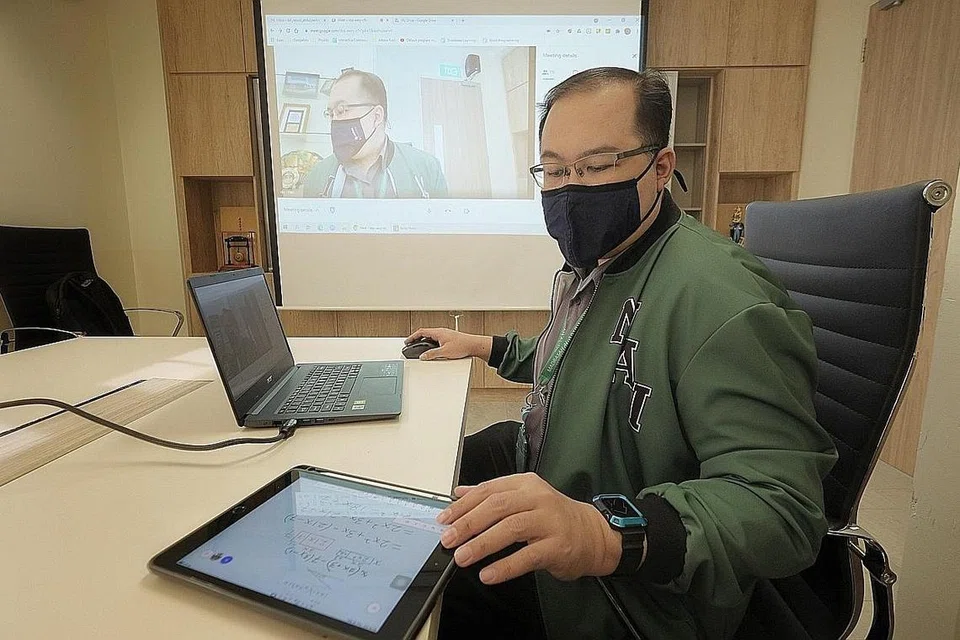 PERSIAP DIRI CELIK DIGITAL: Sebagai langkah memastikan guru bersedia secara digital, Encik Del Rasouli guru Madrasah Al Arabiah, telah mula mengikuti kursus Google dalam talian untuk mempertingkat kemahirannya dalam penggunaan platform tersebut. - Foto BH oleh GAVIN FOO