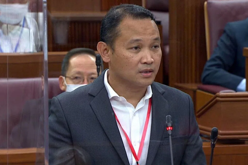 Encik Mohd Fahmi Aliman.