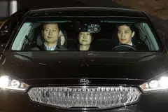 DITAHAN: Bekas Presiden Park Geun-hye (tengah) meninggalkan pejabat pendakwa raya dan dibawa ke pusat tahanan di Seoul semalam. - Foto REUTERS