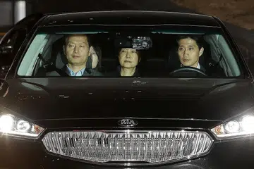 DITAHAN: Bekas Presiden Park Geun-hye (tengah) meninggalkan pejabat pendakwa raya dan dibawa ke pusat tahanan di Seoul semalam. - Foto REUTERS
