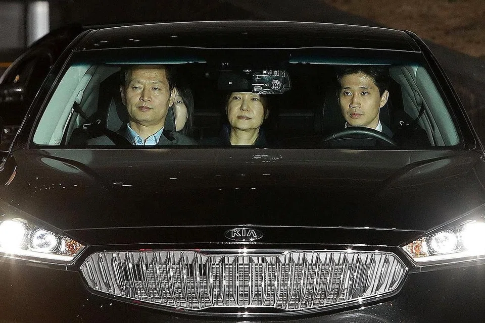 DITAHAN: Bekas Presiden Park Geun-hye (tengah) meninggalkan pejabat pendakwa raya dan dibawa ke pusat tahanan di Seoul semalam. - Foto REUTERS