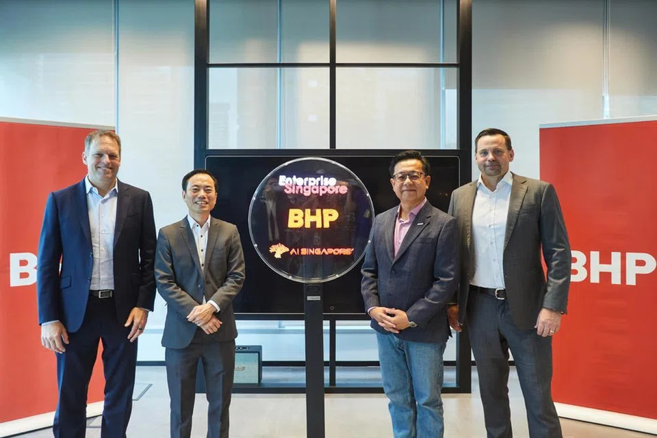 Ketua Pegawai Teknikal BHP, Encik Johan van Jaarsveld (kiri); Penolong Pengarah Urusan Enterprise Singapore, Encik Lee Pak Sing (dua dari kiri); Pengarah Inovasi AI AI Singapore, Encik Laurence Liew (dua dari kanan); dan Ketua Pegawai Komersial BHP, Encik Ragnar Udd (kanan).