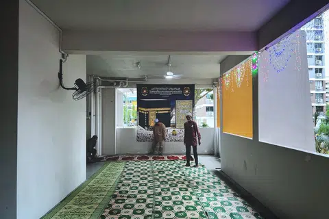Dewan serba guna di tingkat dua Blok 827A Tampines Street 81 dijadikan tempat solat.