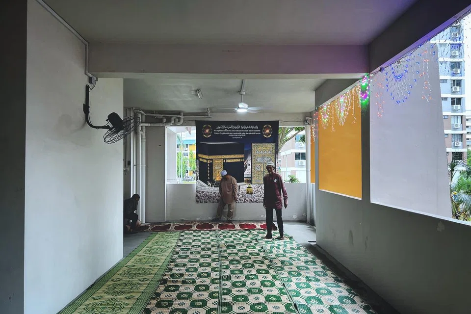 Dewan serba guna di tingkat dua Blok 827A Tampines Street 81 dijadikan tempat solat.
