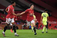 GOl!: Pemain 'midfield' Manchester United Daniel James (tengah) begitu gembira selepas menjaringkan gol kedua pasukannya dalam perlawanan dengan Newcastle di Old Trafford, awal pagi semalam. United menang 3-1. - Foto AFP