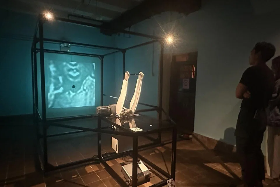 Pameran ‘Portals’ di Battlebox menghidupkan semula sejarah perang Singapura melalui gabungan seni kontemporari dan teknologi.