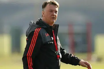REBUT KEJAYAAN: Pasukan Van Gaal (atas) bakal berentap dengan anak didik Arsene Wenger malam ini.