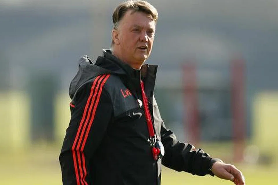 REBUT KEJAYAAN: Pasukan Van Gaal (atas) bakal berentap dengan anak didik Arsene Wenger malam ini.