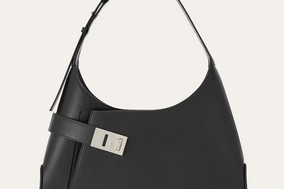 BEG HOBO ‘METROPOLITAN’: Beg jenama Ferragamo ini sesuai untuk penampilan lebih profesional. 