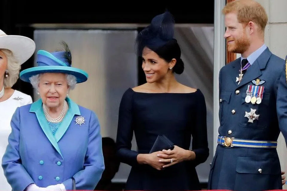 Putera Harry (kanan) berkata beliau amat sedih perlu menamatkan peranan dirajanya setelah bersetuju dengan Ratu Elizabeth (kiri) bahawa beliau dan isterinya, Meghan Markle (tengah), akan berundur dari peranan rasmi mereka. FOTO: AFP