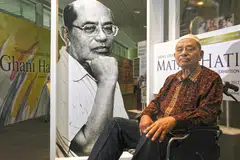 PELOPOR: Allahyarham Abdul Ghani Hamid dirakam sewaktu pameran karyanya 'Mata & Hati' di Perpustakaan Negara. - Foto fail