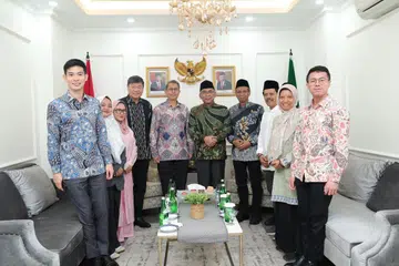 Profesor Madya Dr Muhammad Faishal Ibrahim (lima dari kiri) bertemu dengan pengerusi Majlis Eksekutif Nahdlatul Ulama (NU) Encik Yahya Cholil Staquf (lima dari kanan) serta wakil NU lain dalam lawatan ke Jakarta.