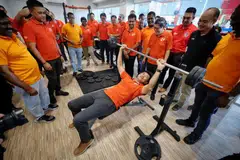 Timbalan Setiausaha Agung Kongres Kesatuan Sekerja Kebangsaan (NTUC), Encik Desmond Tan (tengah), mencuba mengangkat besi di gimnasium baru Kelab Rekreasi Pusat Pekerja Migran pada 23 Jun.