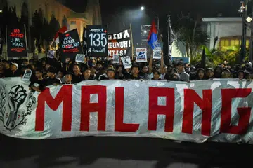 BANTAHAN: Anggota keluarga dan para penyokong135 mangsa yang terkorban semasa kejadian rempuhan di Stadium Kanjuruhan di Malang pada 1 Oktober 2022, mengadakan tunjuk perasaan membantah keputusan mahkamah pada 10 Ogos 2023 membebaskan dua anggota pasukan keamanan daripada tuduhan cuai.