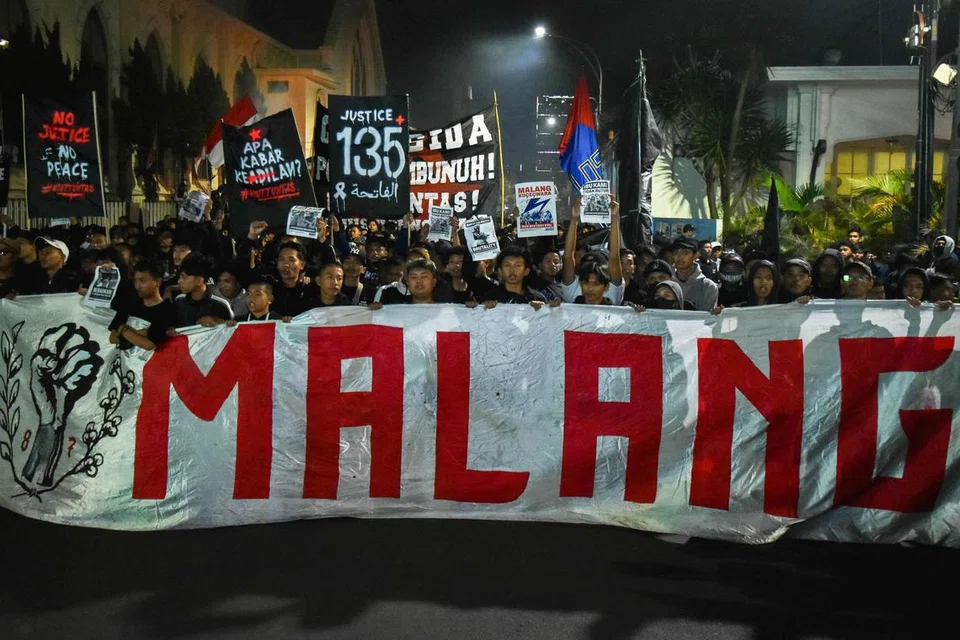 BANTAHAN: Anggota keluarga dan para penyokong135 mangsa yang terkorban semasa kejadian rempuhan di Stadium Kanjuruhan di Malang pada 1 Oktober 2022, mengadakan tunjuk perasaan membantah keputusan mahkamah pada 10 Ogos 2023 membebaskan dua anggota pasukan keamanan daripada tuduhan cuai.