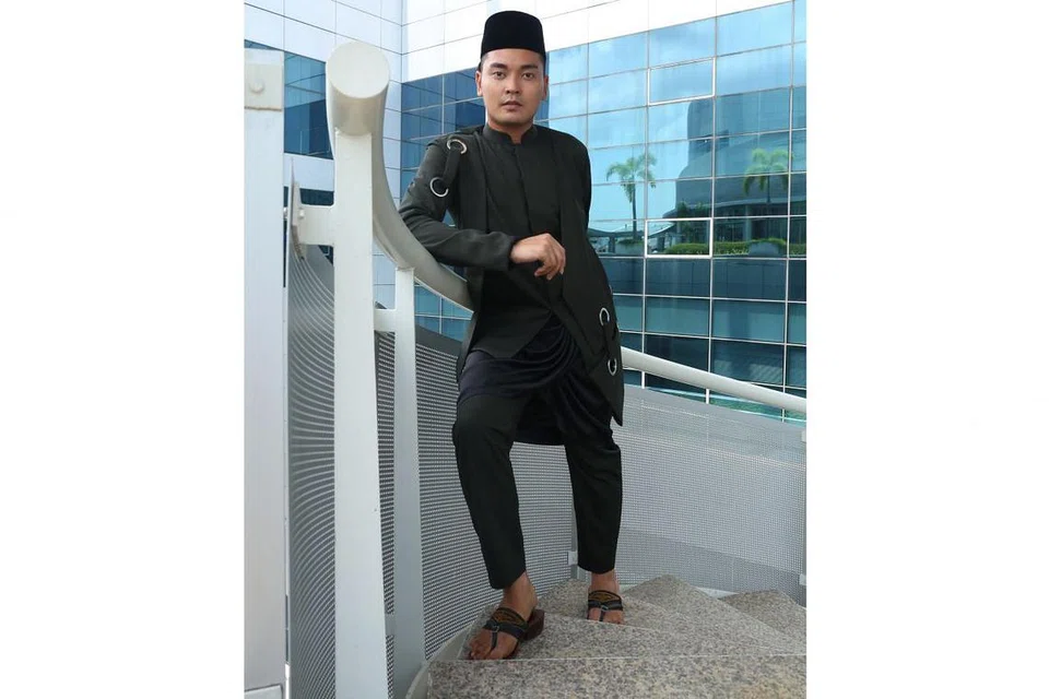 DIPENGARUHI FILEM THE MATRIX: Pereka fesyen muda Feayn, yang juga pengamat filem, menghasilkan baju kurung lelaki persis seragam wira The Matrix, Neo, lakonan Keanu Reeves.