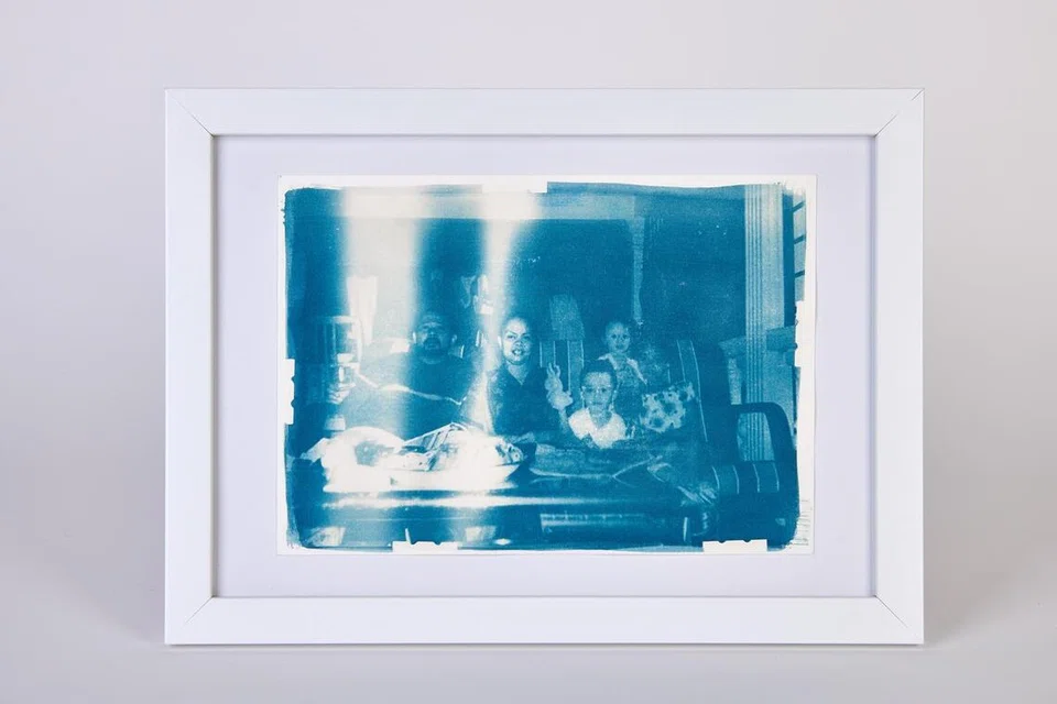 Karya bertajuk ‘Menjalin’ menampilkan imej warna biru yang menyerlah, terhasil menerusi teknik mencetak atau menggabungkan kimia tertentu, dengan pendedahan kepada cahaya ultraungu, dikenali sebagai cyanotype.