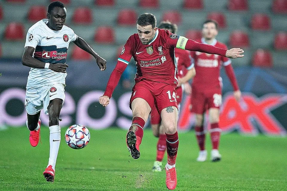 PERSAINGAN DI 'MIDFIELD': Pertarungan di 'midfield' juga akan menjadi penentu - dengan pertarungan antara Paul Pogba dan Jordan Henderson (atas) - sebagai sesuatu yang menarik untuk dilihat. - Foto AFP