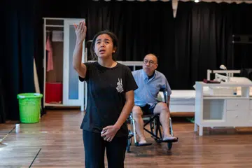 Amirah Yahya rebut peluang jadi pembantu rumah atau ‘amah’ sekali lagi, dalam pementasan ‘Supervision’ oleh Wild Rice. 