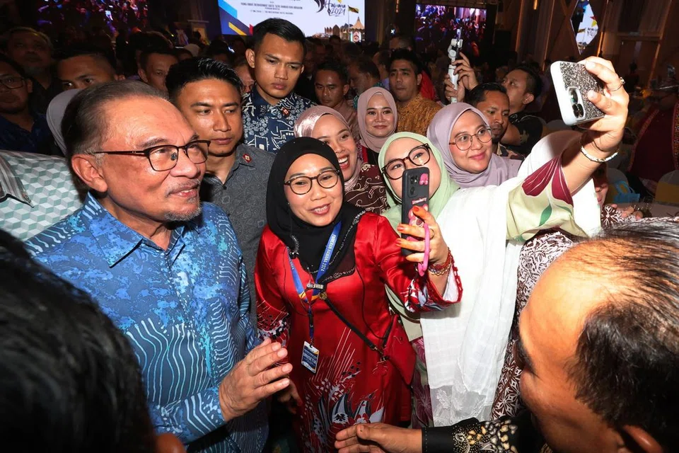 Perdana Menteri Malaysia, Datuk Seri Anwar Ibrahim (kiri), beramah mesra dengan karyawan media sempena majlis kemuncak sambutan Hari Wartawan Nasional (Hawana) 2024 di Kuching, Sarawak, pada 27 Mei.