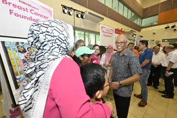 GALAK PENGESANAN AWAL: Menteri Pembangunan Sosial dan Keluarga Encik Masagos Zulkifli bersama para peserta di acara pelancaran ‘Cancer Warrior Support Scheme’ di Kelab Masyarakat Sengkang pada Ahad.