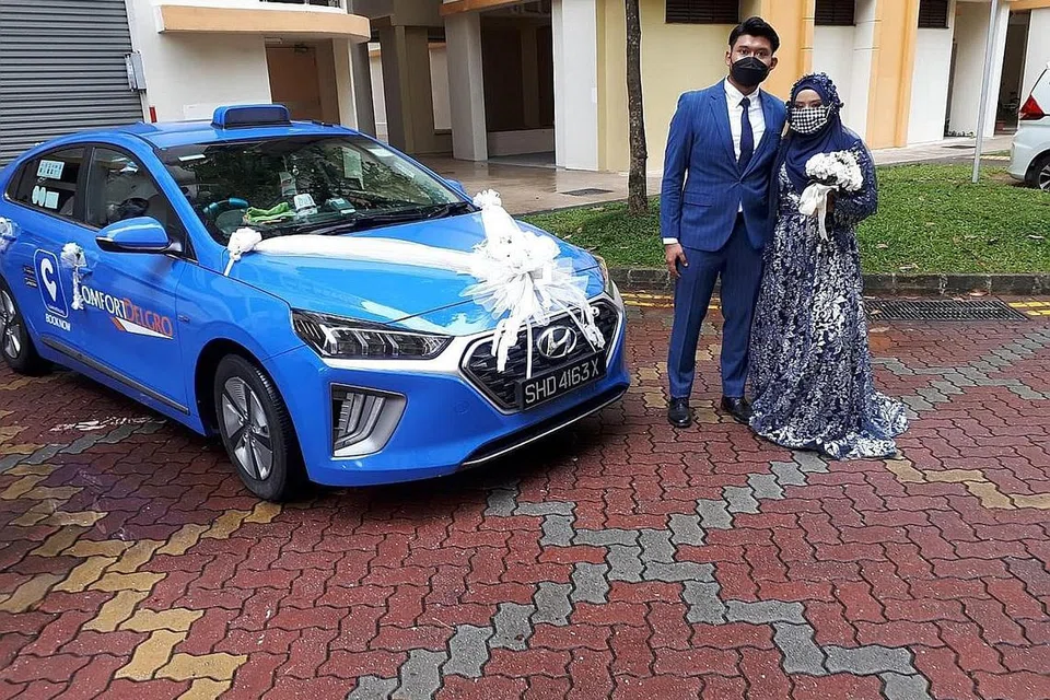 "TEKSI PENGANTIN": Pasangan pengantin baru Syarinah Sani dan Fahrul Razi Kamsani bersama Encik Abdul Aziz Talibak, yang meminjamkan teksinya buat dijadikan kereta pengantin - lengkap dengan beliau sebagai pemandu - pada majlis perkahwinan mereka Mac lalu (atas). - Foto NUR DIYANA TAHA, COMFORTDELGRO / FACEBOOK