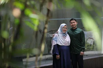 PERKONGSIAN DI MEDIA SOSIAL: Ustaz Tamlikhaa percaya perhatian yang diterimanya melalui dakwah dan pendekatan melalui media sosial membuatnya lebih terangsang untuk memaparkan keindahan Islam melalui tingkah lakunya. Beliau bergambar bersama isteri, Cik Marghfirah. - Foto ihsan USTAZ TAMLIKHA KAMSANI
