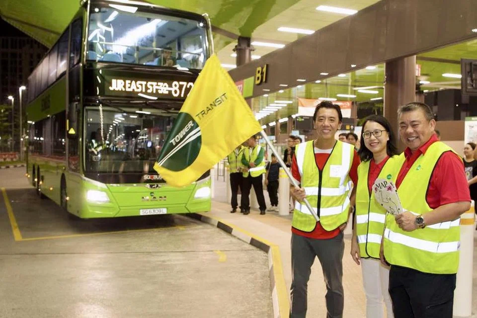 Perkhidmatan bas 872 telah dilancarkan pada pagi 10 Ogos di Pusat Tukaran Bas Tengah. Ia dilancarkan oleh Pemangku Menteri Pengangkutan, yang juga merupakan Anggota Parlimen (AP) GRC Chua Chu Kang, Encik Jeffrey Siow (kiri) dan AP GRC tersebut yang menguruskan kawasan Tengah, Dr Choo Pei Ling (tengah). 