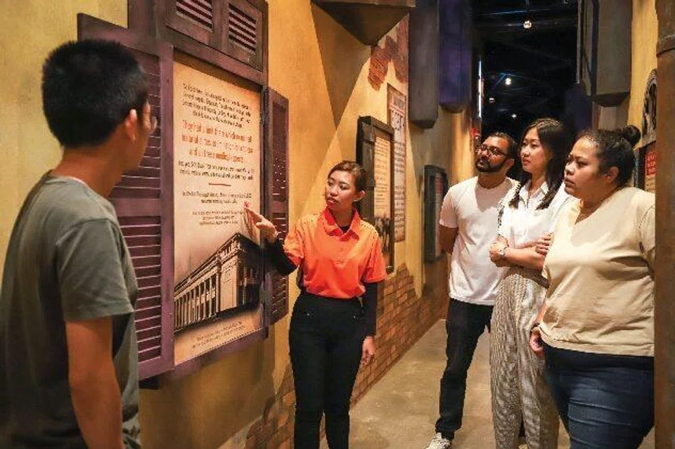 Belajar tentang evolusi strategi pertahanan Singapura di Wisma Teroka Singapura.