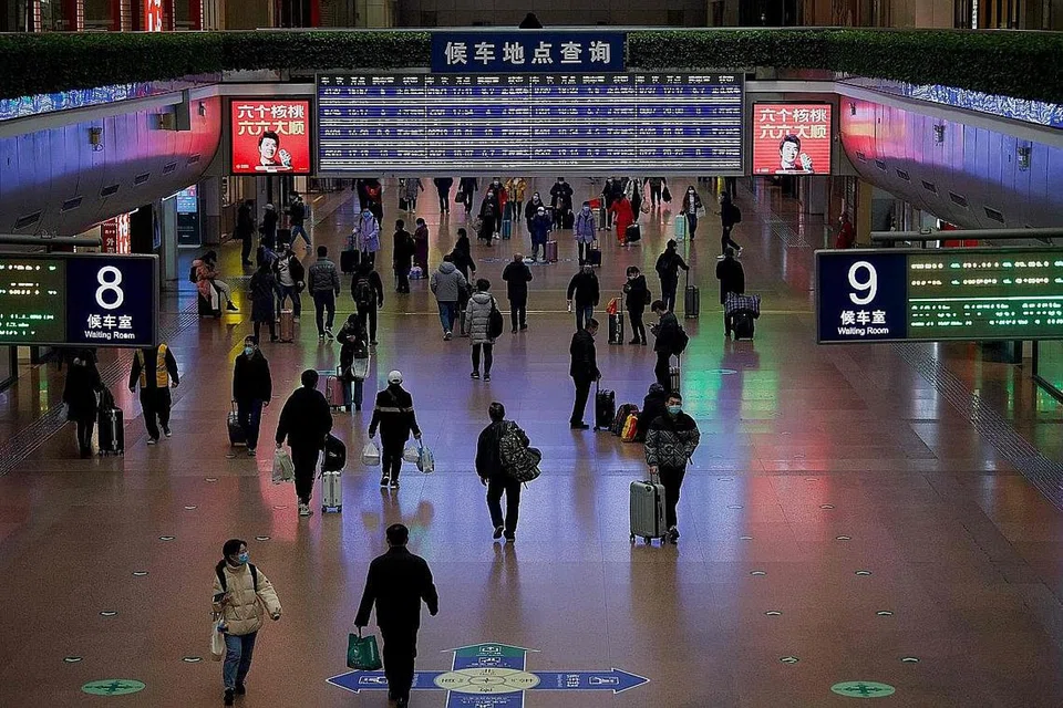TIDAK TERLALU SIBUK: Keadaan di stesen kereta api Beijing West di Beijing pada 8 Februari lalu, menjelang hari cuti terbesar tahun ini, Tahun Baru Cina, yang menyambut Tahun Lembu esok. - Foto AFP