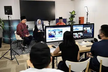SESI FB LIVE: (dari kiri) Hos Suhaimi Yusof dan Koresponden Berita Harian Shahida Sarhid berbincang bersama Ustaz Dr Mohammad Hannan Hassan tentang pengertian di sebalik amalan korban. - Foto BH oleh DESMOND FOO