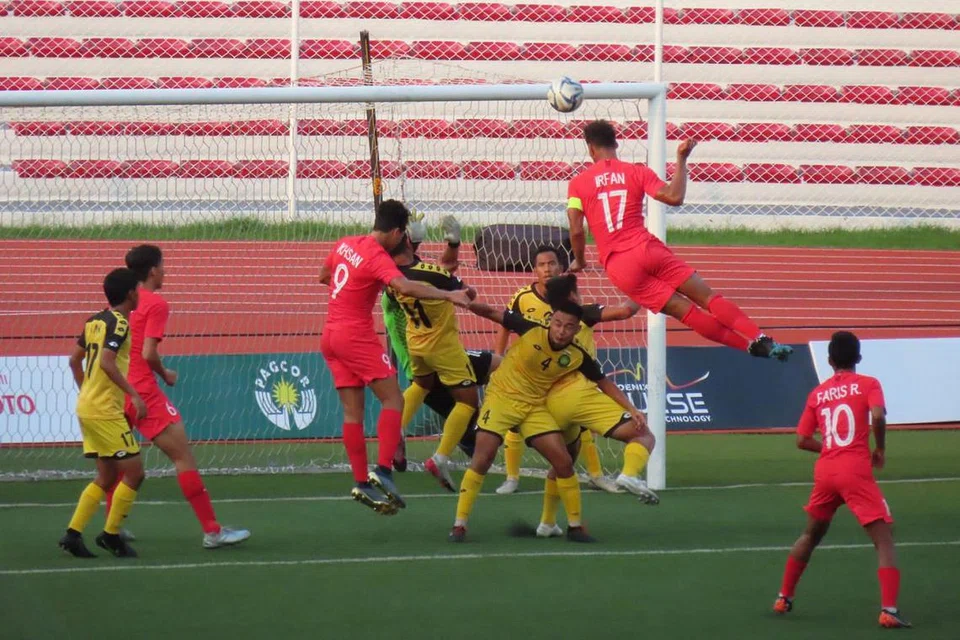 TEBUS MARUAH: Kemenangan Singa Muda (jersi merah) yang membaham pasukan Brunei 7-0 dalam perlawanan kumpulan terakhir di Stadium Memorial Rizal, Manila, pada 5 Disember lalu seolah menebus maruah yang hilang sepanjang Sukan SEA tahun ini. - Foto fail