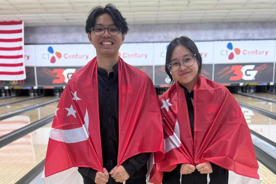 Atlet boling belia Singapura, Aiman Raedyn Lim Jen (kiri) dan Hazel Tan, meraih pingat emas di acara perseorangan wanita dan lelaki untuk Kejohanan Boling Belia Asia. 