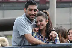 PILIHAN HATI: Amir bergambar dengan isterinya, Faryal Makhdoom, yang dikahwininya pada 2013.