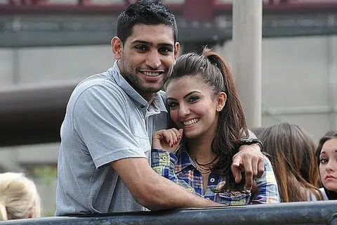 PILIHAN HATI: Amir bergambar dengan isterinya, Faryal Makhdoom, yang dikahwininya pada 2013.