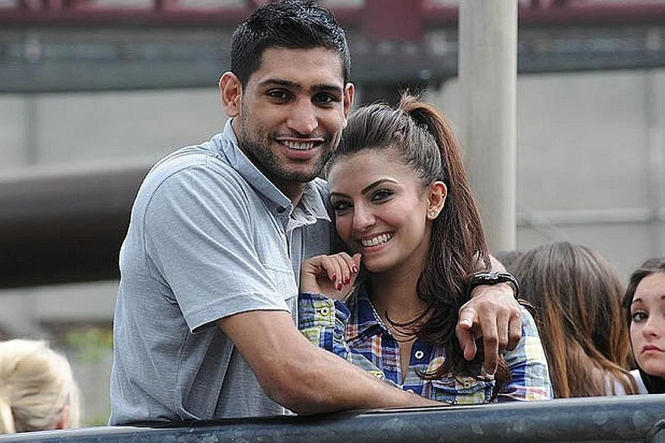 PILIHAN HATI: Amir bergambar dengan isterinya, Faryal Makhdoom, yang dikahwininya pada 2013.