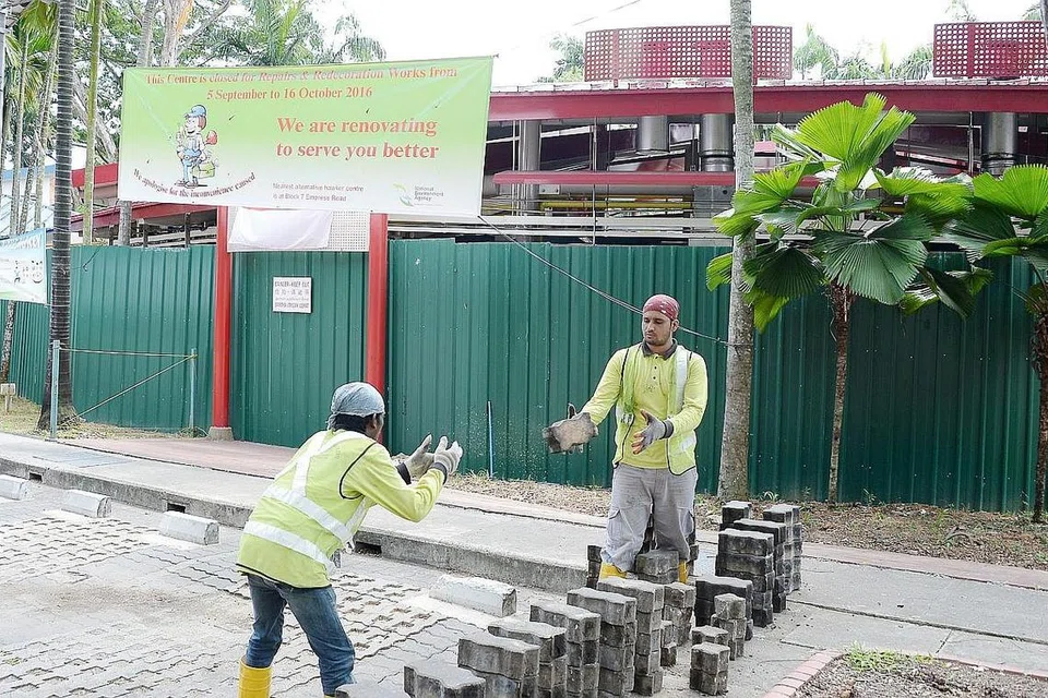 LUAR DALAM DIPERTINGKAT: Selain dalaman Pusat Makanan Adam Road, kerja peningkatan turut dijalankan di tempat letak kereta bagi kemudahan orang ramai selepas ia dibuka kelak.