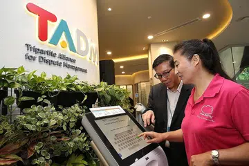 BUAT LAPORAN: Pekerja yang mempunyai pertikaian dengan majikan mereka, termasuk dalam isu gaji tidak dibayar, boleh memfailkan tuntutan di Pakatan Tiga Pihak Bagi Pengurusan Pertikaian (TADM) untuk mendapatkan bantuan. - Foto fail