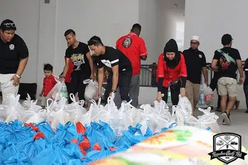 MAHU BANTU: Tidak kira usia, sukarelawan mengambil bekalan yang akan diagih kepada sasaran kumpulan penerima dalam kerja amal Nur Insan pada 2018. - Foto NUR INSAN