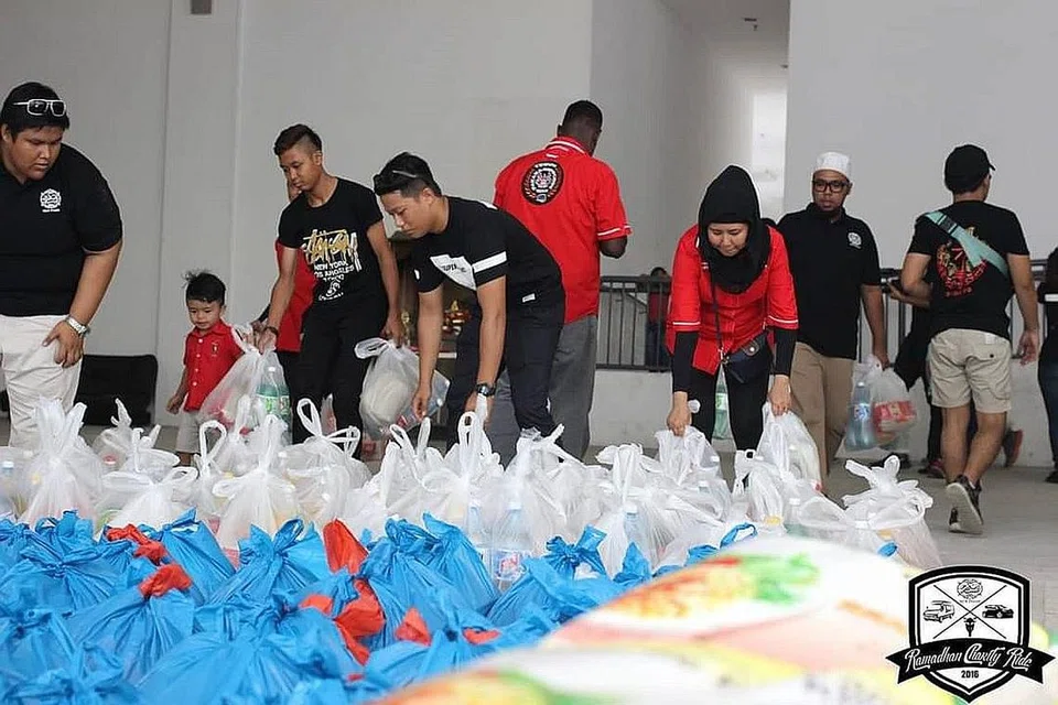 MAHU BANTU: Tidak kira usia, sukarelawan mengambil bekalan yang akan diagih kepada sasaran kumpulan penerima dalam kerja amal Nur Insan pada 2018. - Foto NUR INSAN