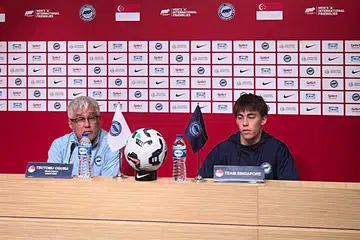 Ketua jurulatih pasukan bola sepak Singapura, Tsutomu Ogura, dan pemain tengah,Harhys Stewart semasa persidangan media sebelum perlawanan persahabatan menentang Nepal pada 21 Mac di Stadium Negara.