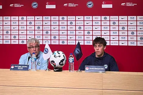 Ketua jurulatih pasukan bola sepak Singapura, Tsutomu Ogura, dan pemain tengah,Harhys Stewart semasa persidangan media sebelum perlawanan persahabatan menentang Nepal pada 21 Mac di Stadium Negara.