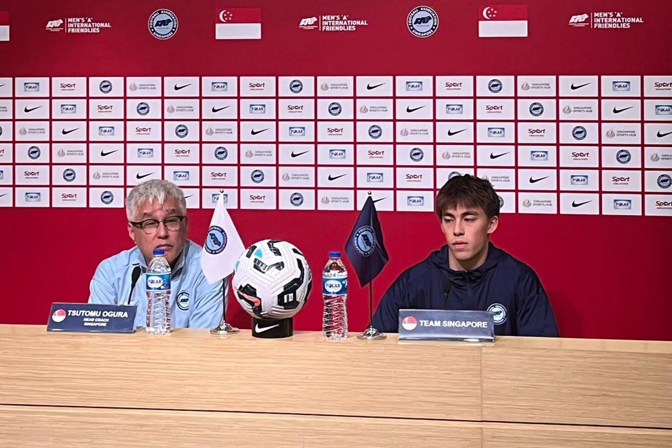 Ketua jurulatih pasukan bola sepak Singapura, Tsutomu Ogura, dan pemain tengah,Harhys Stewart semasa persidangan media sebelum perlawanan persahabatan menentang Nepal pada 21 Mac di Stadium Negara.