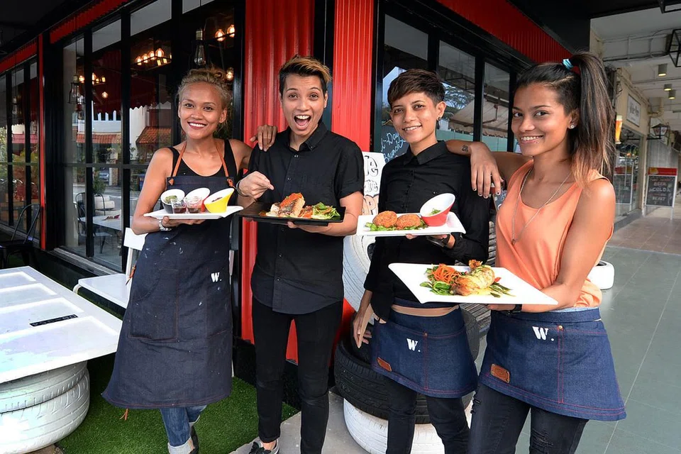 MUDA BERTENAGA: Personaliti pemilik dan rakan kongsi kafe Word amat terserlah. Mereka (dari kiri) ialah Cik Farah Kusairi, Cik Toni Lee Anwar, Cik Shereen Anwar dan Cik Desiree Jane. Rakan kongsi, Cik Noorhidayah Awang, tiada dalam gambar. - Foto-foto ZAINAL YAHYA
